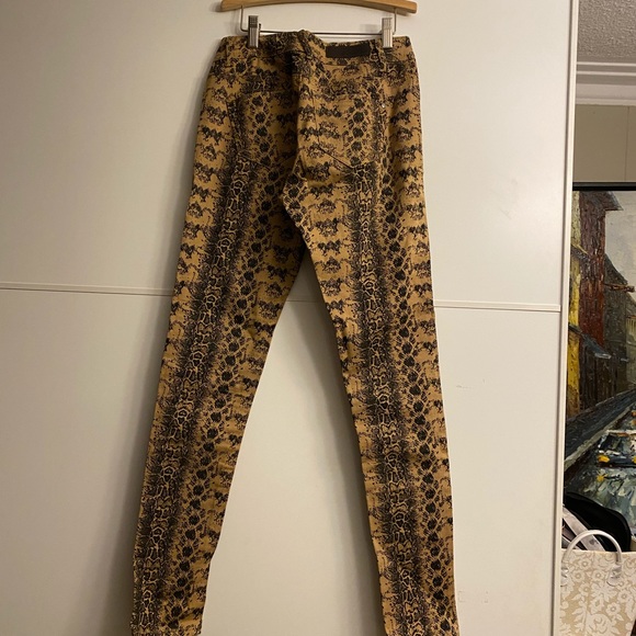 LAST DAY TO BUY!! Snakeprint Jean. Last day to buy - Picture 5 of 5